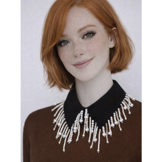 Czarny biżuteryjny kołnierzyk ze srebrnymi i białymi dodatkami – elegancki, efektowny akcent stylizacji.